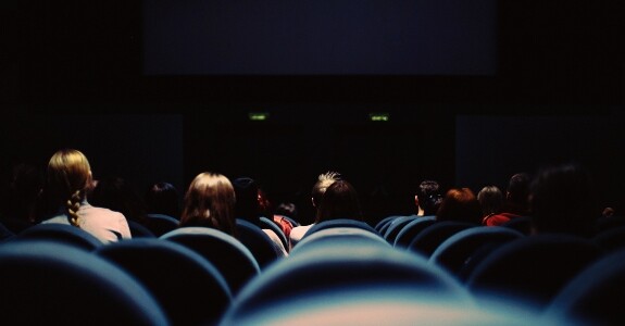 Cinemas articularam campanhas e programações para reabertura das salas como o movimento #JuntosPeloCinema (Crédito: Erik Witsoe/Unsplash)