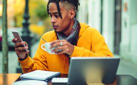 Para Gen Z, poder está ligado a tecnologia, influência social, impacto, colaboração, inclusão e pertencimento (Crédito: Eva Katalin/iStock)