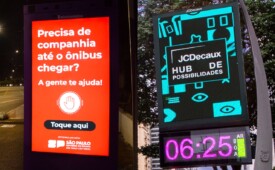 Abrigo de ônibus da Eletromídia e relógio da JCDecaux