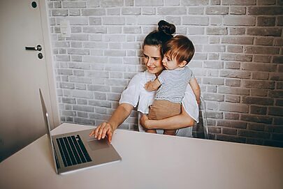 Hug e Coisa de Mãe criam frente de empregabilidade materna
